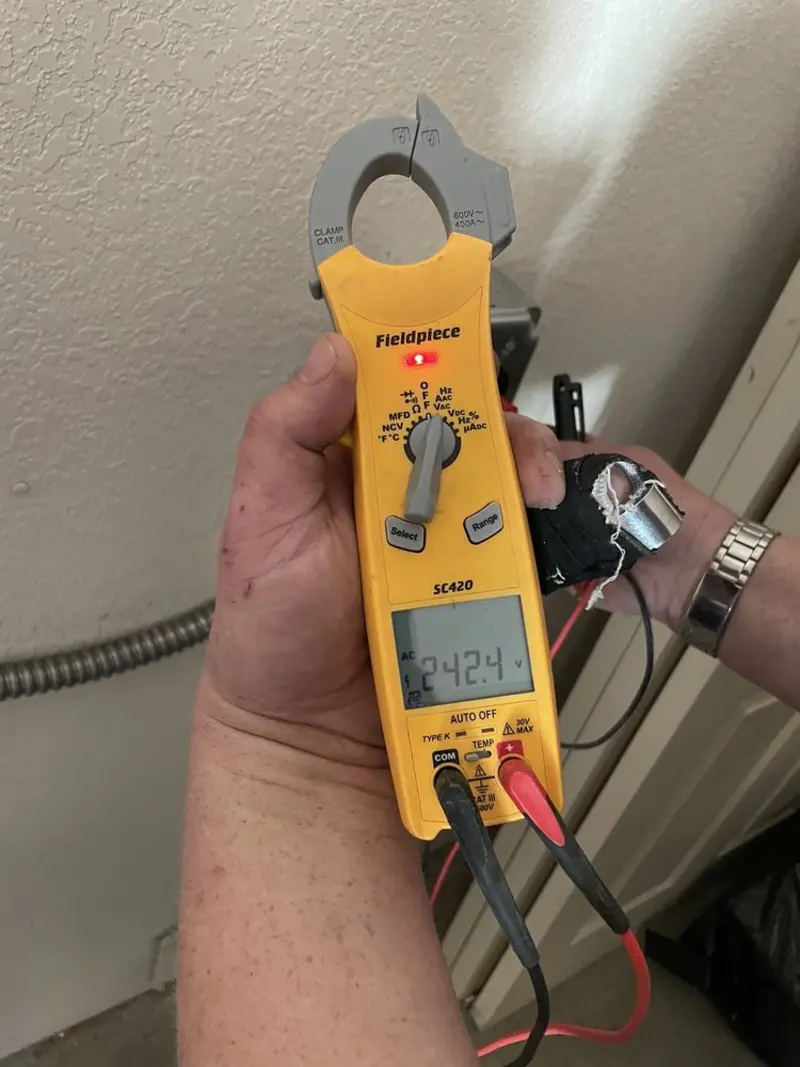 Voltage testing with clamp meter during Aluminum Wiring Replacement in Paris